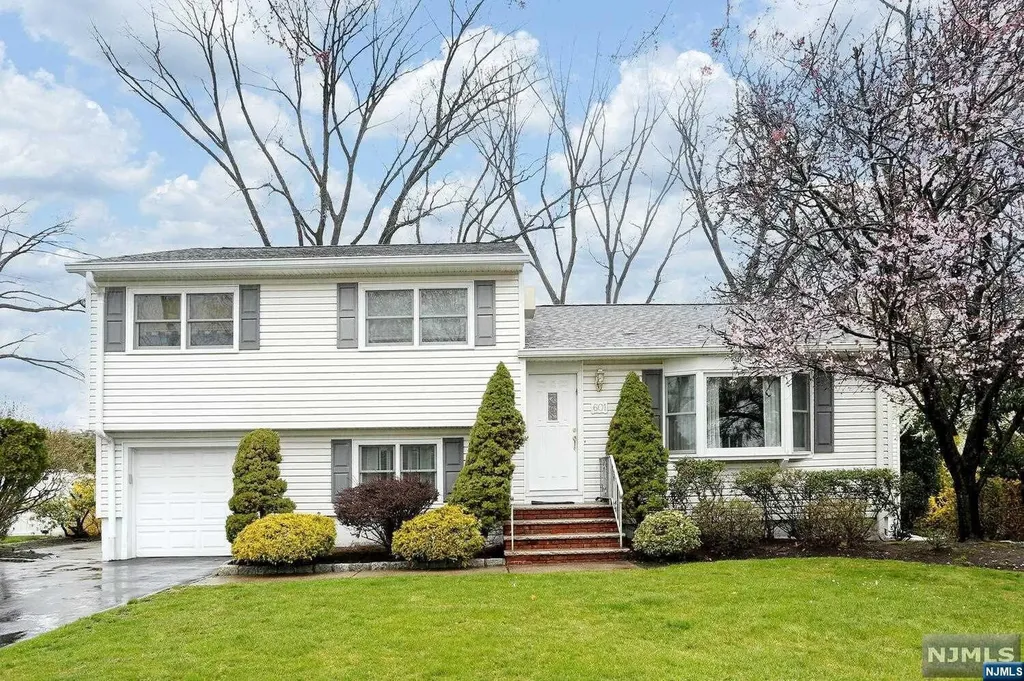 601 Rhein Court New Milford NJ 07646