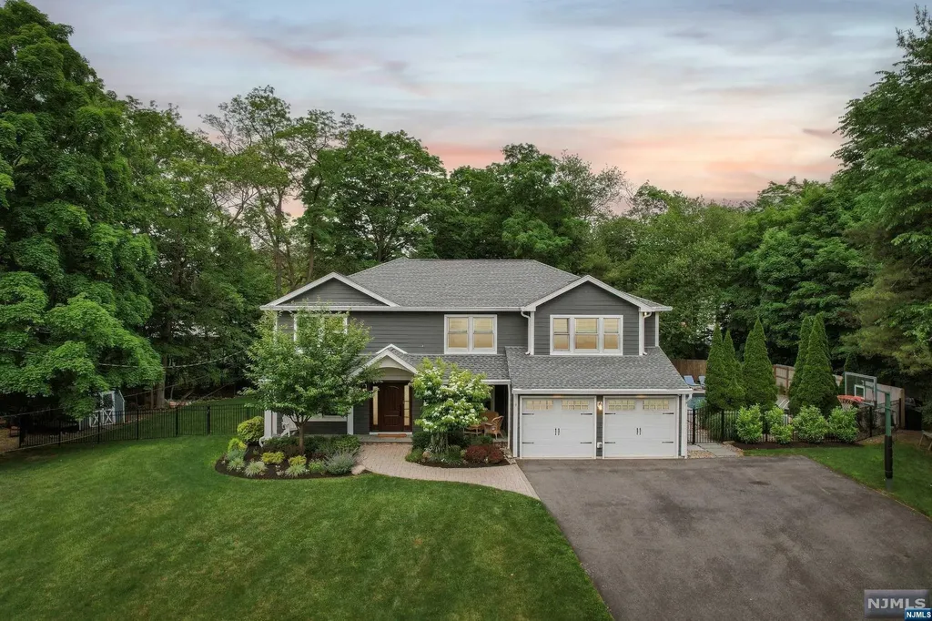 8 Hopi Court Oakland NJ 07436