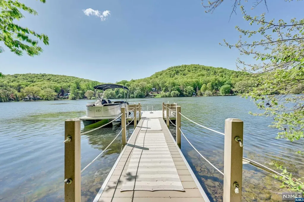 3 E Shore Road Bloomingdale NJ 07403