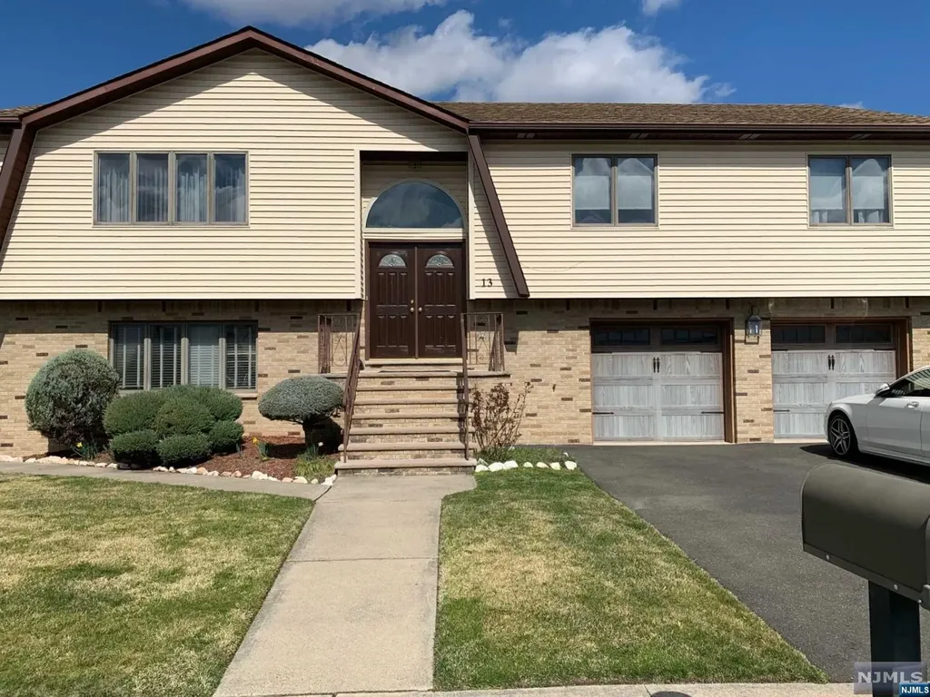 13 Susan Court Elmwood Park NJ 07407