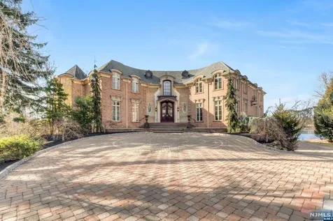 1002 Dogwood Trail Franklin Lakes NJ 07417