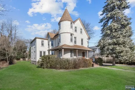 325 Hillside Avenue Leonia NJ 07605