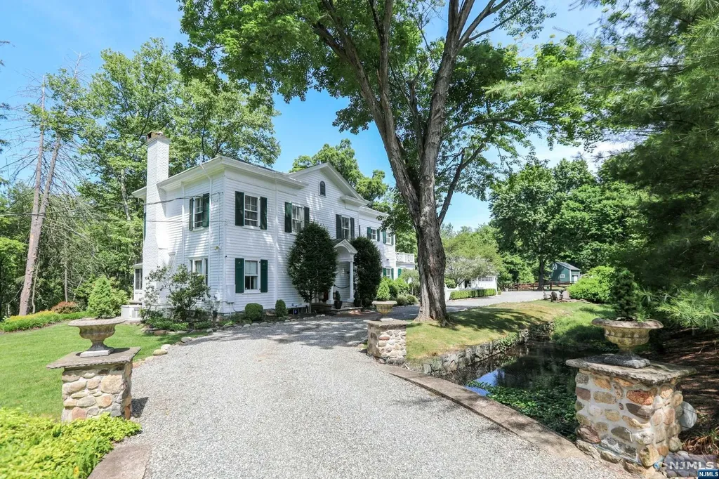 31 Long Hill Road Oakland NJ 07436