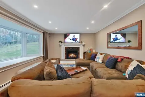 697 Knollwood Road Franklin Lakes NJ 07417