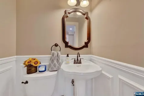 697 Knollwood Road Franklin Lakes NJ 07417
