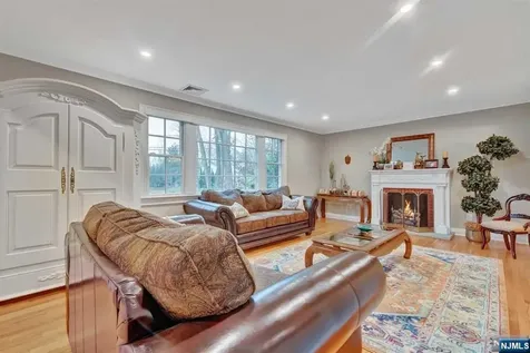 697 Knollwood Road Franklin Lakes NJ 07417