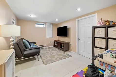 8 Phyllis Road West Orange NJ 07052