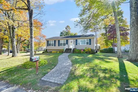 10 Pontiac Court West Milford NJ 07480