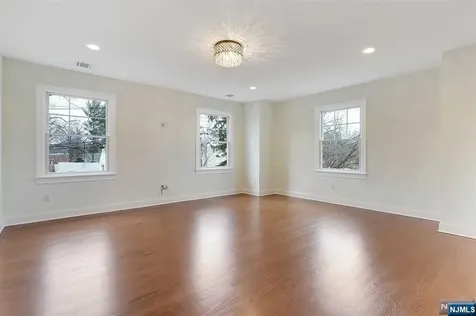 582 Green Valley Road Paramus NJ 07652