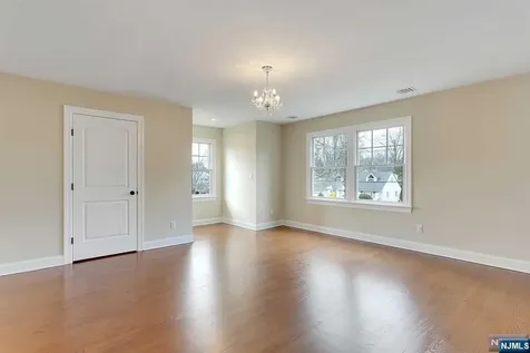 582 Green Valley Road Paramus NJ 07652