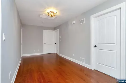 582 Green Valley Road Paramus NJ 07652