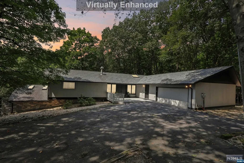 7 Wichita Path Oakland NJ 07436
