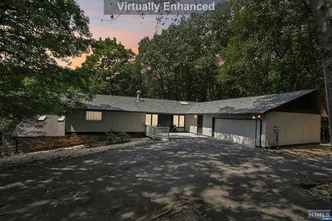 7 Wichita Path Oakland NJ 07436