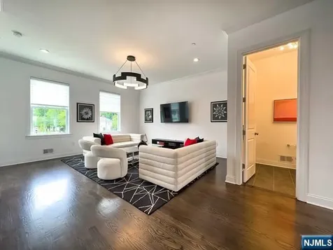 2 Parkside Lane Teaneck NJ 07666