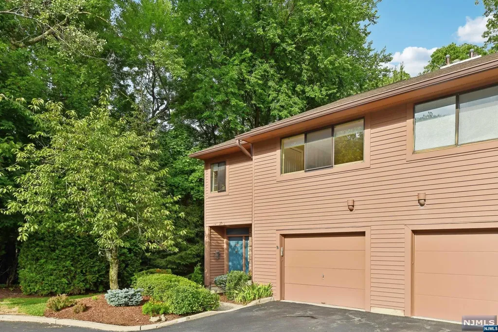 136 Windsor Circle Twp Of Washington NJ 07676