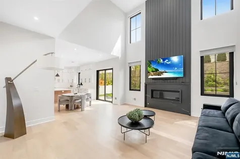 336 Lockwood Drive Paramus NJ 07652