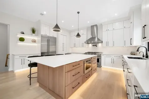 336 Lockwood Drive Paramus NJ 07652