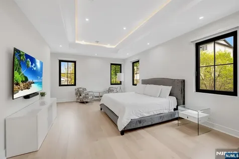 336 Lockwood Drive Paramus NJ 07652