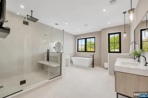 336 Lockwood Drive Paramus NJ 07652