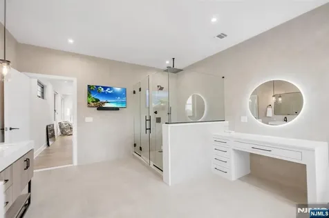 336 Lockwood Drive Paramus NJ 07652