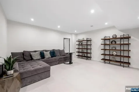 336 Lockwood Drive Paramus NJ 07652