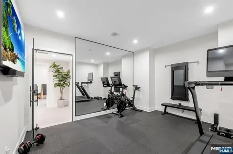 336 Lockwood Drive Paramus NJ 07652