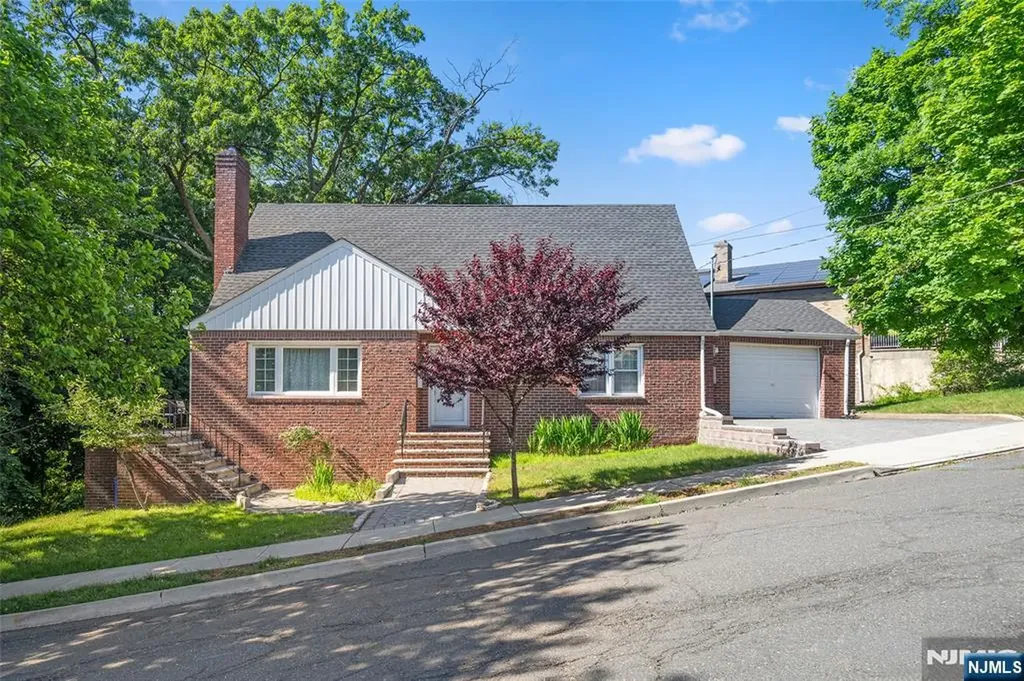 553 Ray Avenue Ridgefield NJ 07657