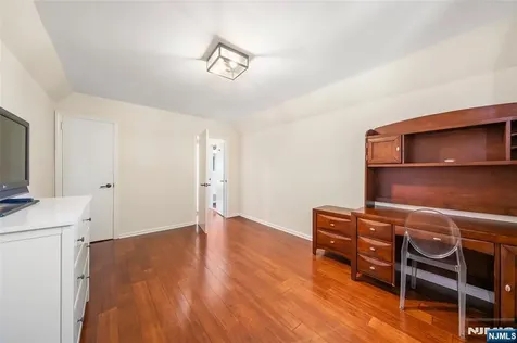 553 Ray Avenue Ridgefield NJ 07657