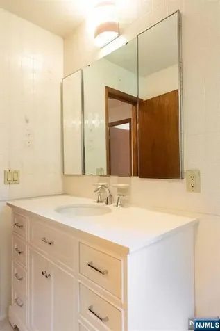 20 Michele Court Cresskill NJ 07626
