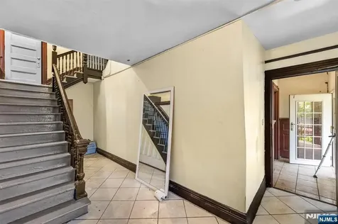 366 7th Avenue Newark NJ 07107