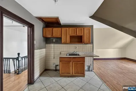 366 7th Avenue Newark NJ 07107