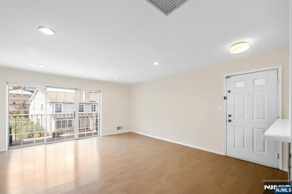 300 Crown Court Edgewater NJ 07020