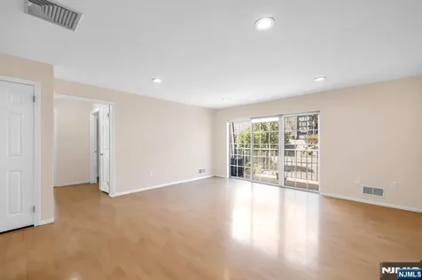 300 Crown Court Edgewater NJ 07020