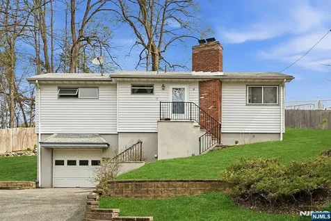 10 De Lazier Place Bloomingdale NJ 07403