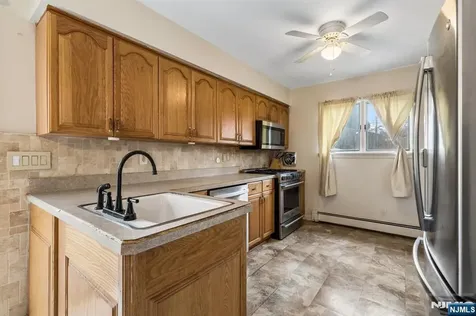 10 De Lazier Place Bloomingdale NJ 07403