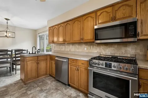 10 De Lazier Place Bloomingdale NJ 07403