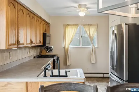 10 De Lazier Place Bloomingdale NJ 07403