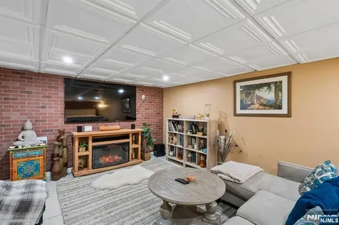 10 De Lazier Place Bloomingdale NJ 07403