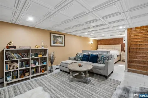 10 De Lazier Place Bloomingdale NJ 07403