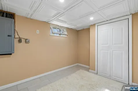 10 De Lazier Place Bloomingdale NJ 07403