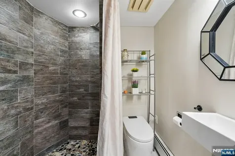 10 De Lazier Place Bloomingdale NJ 07403
