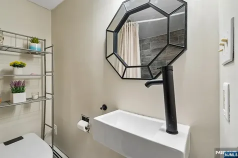 10 De Lazier Place Bloomingdale NJ 07403