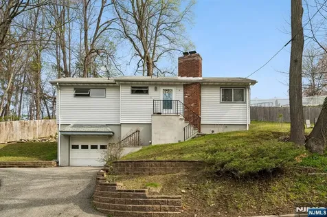 10 De Lazier Place Bloomingdale NJ 07403