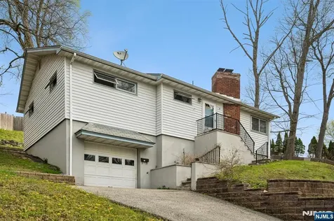 10 De Lazier Place Bloomingdale NJ 07403