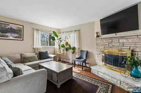 10 De Lazier Place Bloomingdale NJ 07403