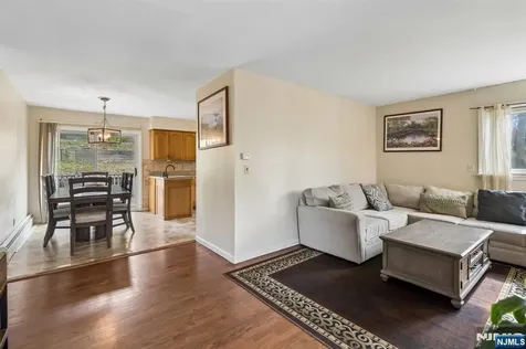 10 De Lazier Place Bloomingdale NJ 07403