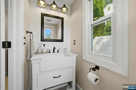 35 Stuart Street Waldwick NJ 07463