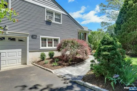 19 Thames Boulevard Bergenfield NJ 07621