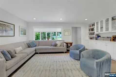 19 Thames Boulevard Bergenfield NJ 07621