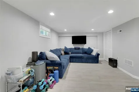 19 Thames Boulevard Bergenfield NJ 07621